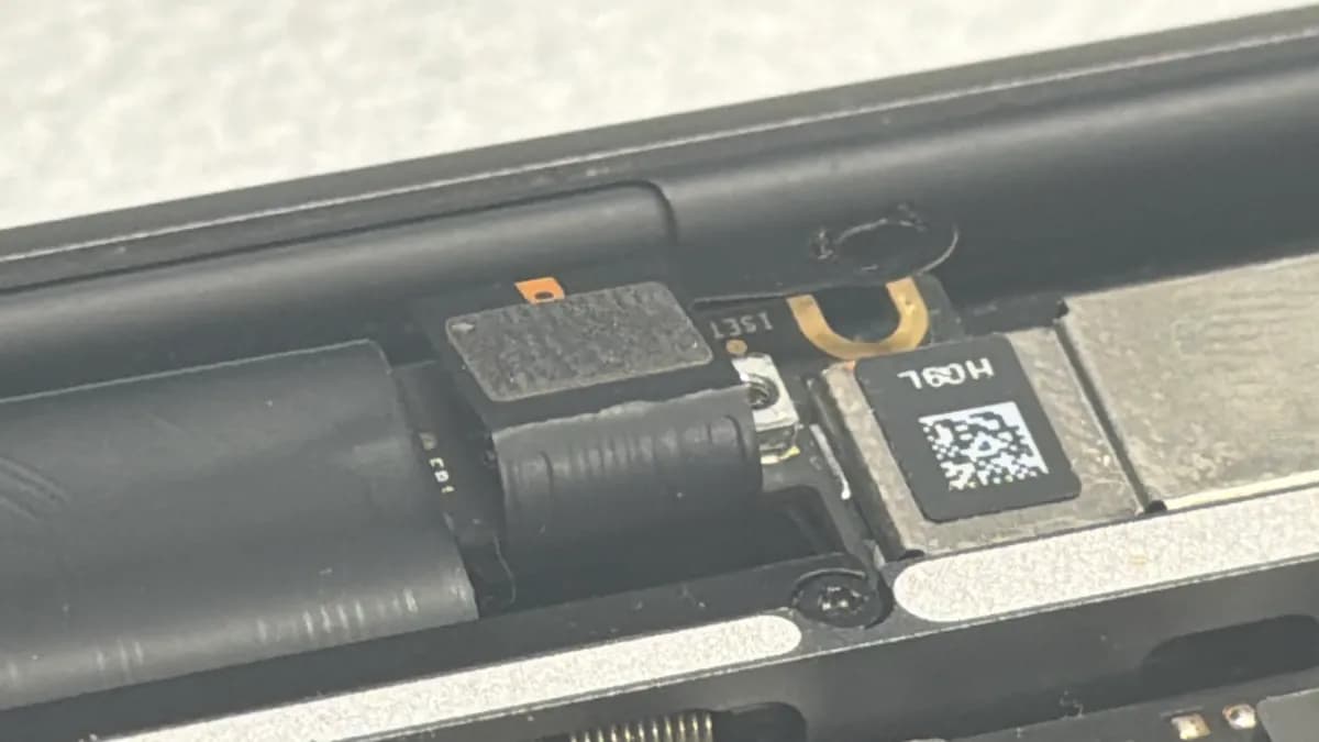 Kabely displeje vedené pantem MacBooku Pro 13 z roku 2016