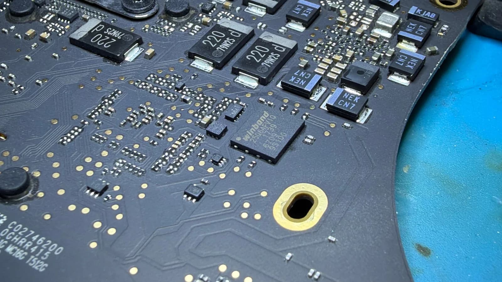 Paměťový čip Winbond s firmwarem na základní desce MacBooku Pro