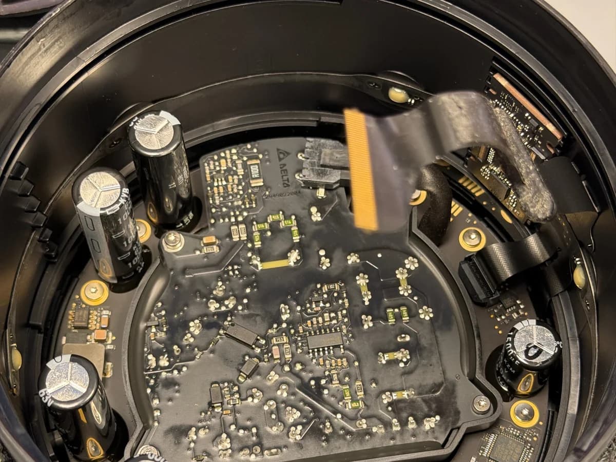 HomePod po vyndání basového reproduktoru, uvnitř zdroj a kondenzátory
