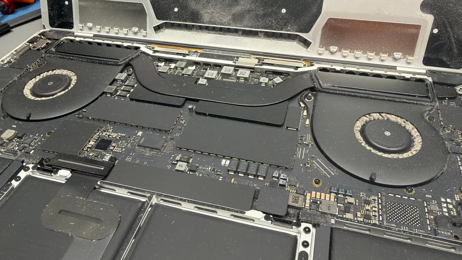 Ventilátory MacBooku Pro 15 z roku 2018 zanesené prachem