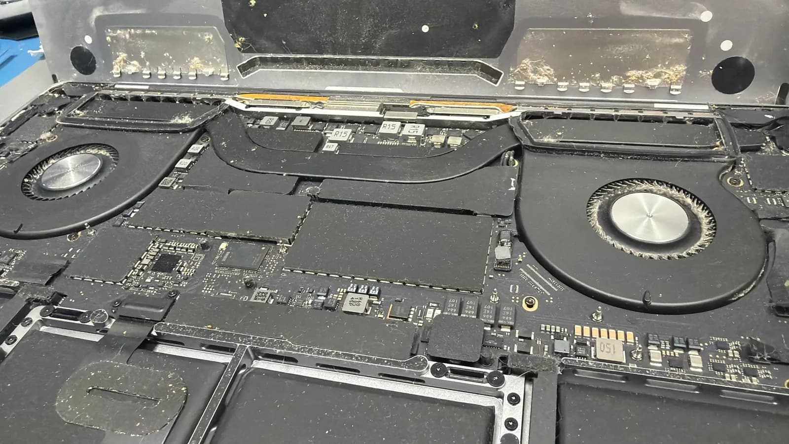 Dva ventilátory MacBooku Pro 16 s prstenci prachu