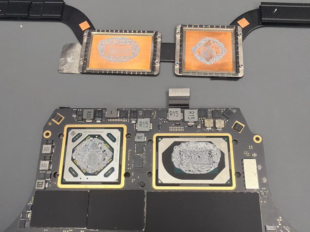 Chladič a deska MacBooku Pro 16 se starou vyschlou teplovodivou pastou