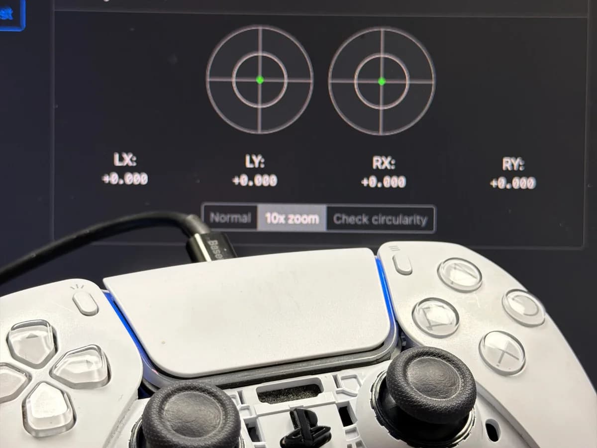 Ovladač DualSense po výměně páček, tester ukazuje všechny osy na nule