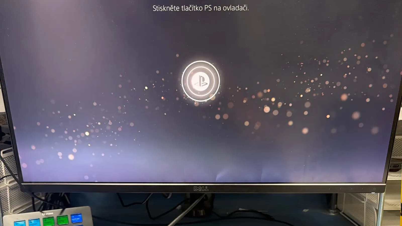 Monitor s úvodní obrazovkou PlayStation po opravě HDMI
