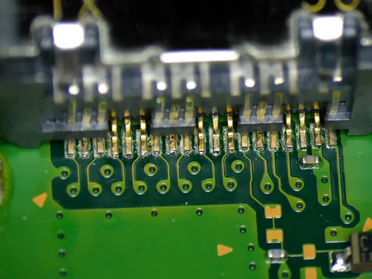 Nově připájený HDMI konektor na desce PS5 pod mikroskopem