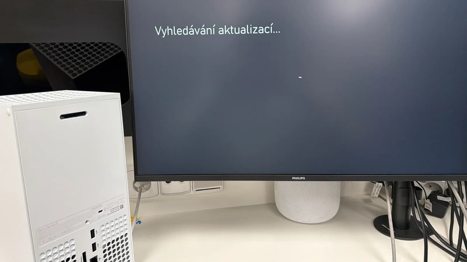 Xbox Series X po opravě, na monitoru běží obraz