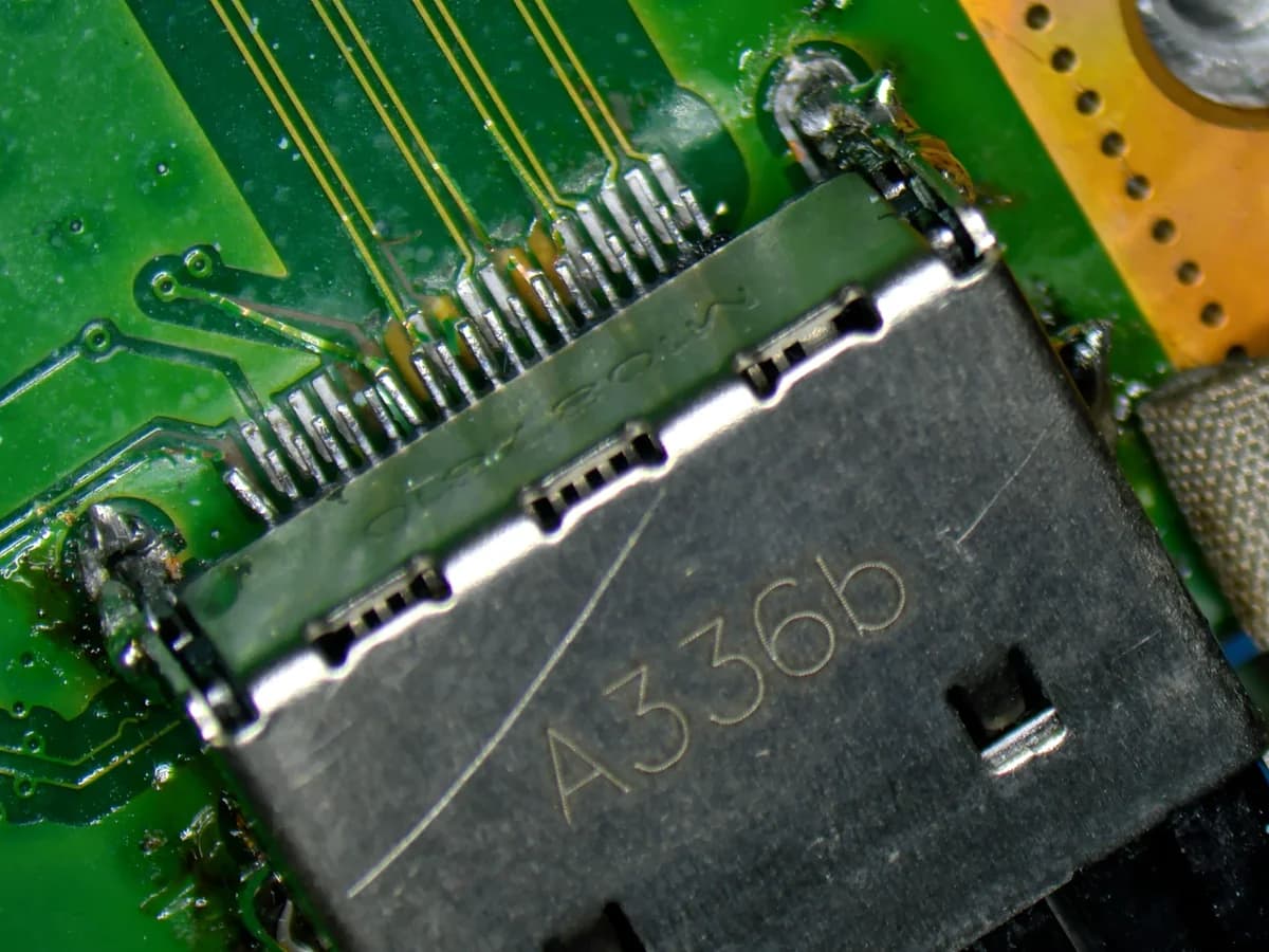 Nový HDMI konektor připájený na desce Xboxu